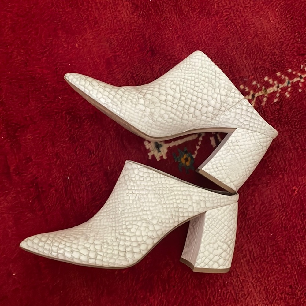 Steve Madden Size 8 White Snakeskin Mules